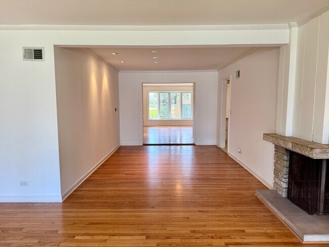 Foto del edificio - 3129 Sprucewood Rd