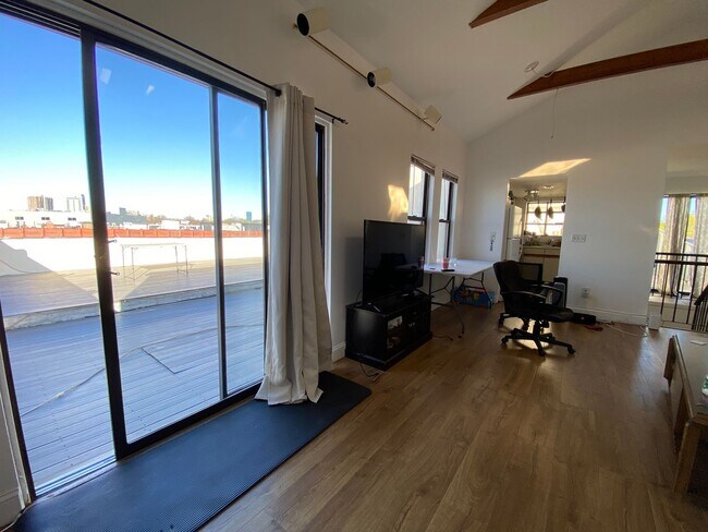 Building Photo - Available 9/1. Penthouse duplex 2bed w/ HU...