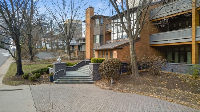 Foto del edificio - 155 N Hanley Rd