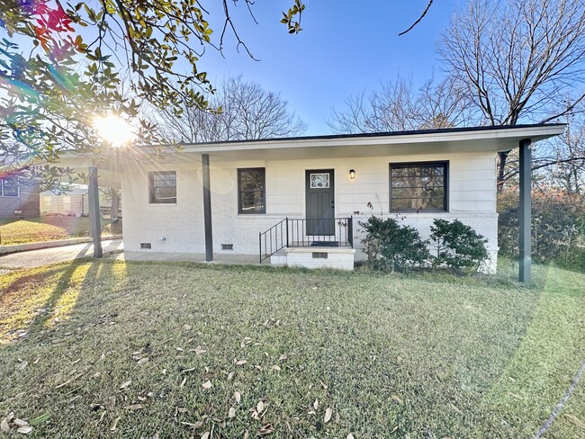 Building Photo - 922 Lynden Blvd