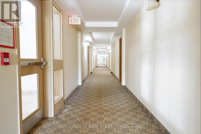 Building Photo - 300-300 Spillsbury Dr