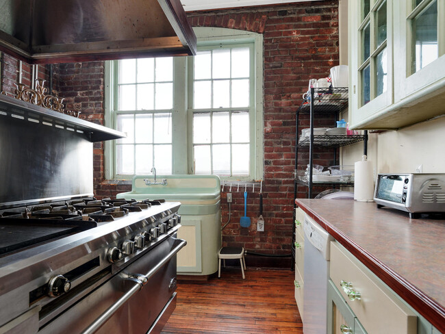 Building Photo - 274 E Lafayette St