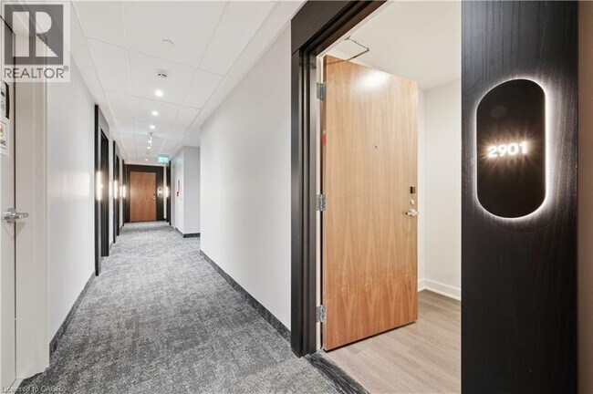 Building Photo - 25 Wellington St S