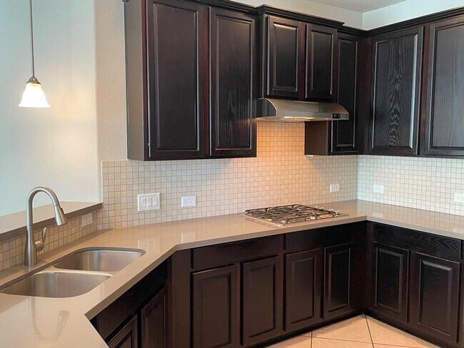 Foto del edificio - 400 Hummingbird Ln