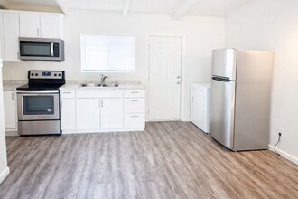 Building Photo - 1307-1311 E Ash St