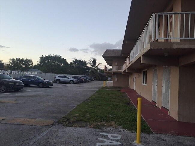 Foto del edificio - 301 NW 177th St