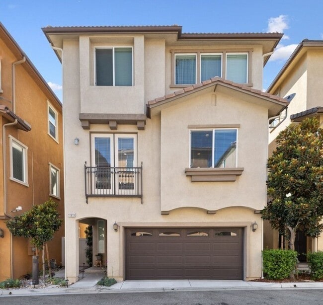 4 Bed, 4 Bath Home with Solar, A/C, Washer/Dryer and 4 Parking Spaces - 4 Bed, 4 Bath Home with Solar, A/C, Washer/Dryer and 4 Parking Spaces