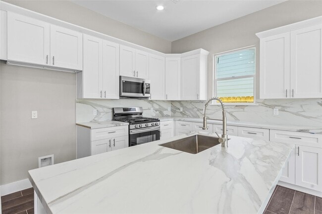 Building Photo - 5506 Pershing St