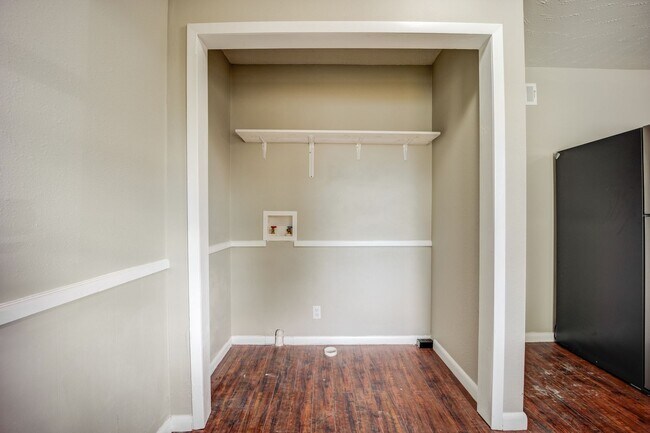 Building Photo - **Move-In Special** Freshly Updated 3 Bedr...