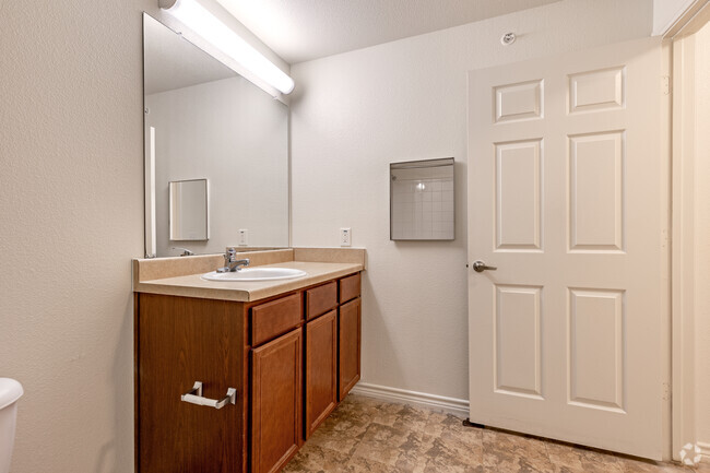 1HAB, 1BA - 650 ft² - Baño - The Mirabella Senior Apartments