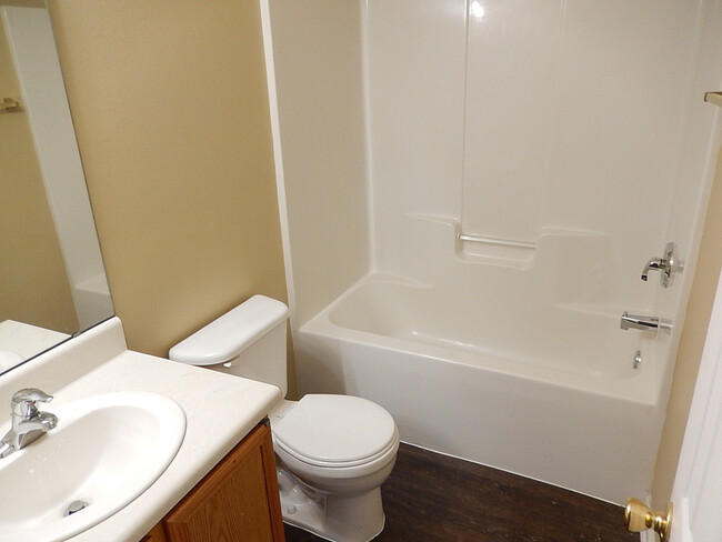 Building Photo - AWESOME 3/3 in Great Location w/Vaulted Ce...
