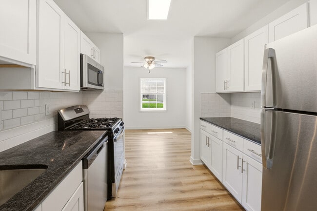 Quarry style kitchen - Summit Square Apartments
