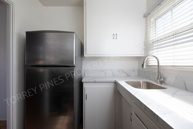 Foto del edificio - Bright 2 BR in Great Pacific Beach Locatio...