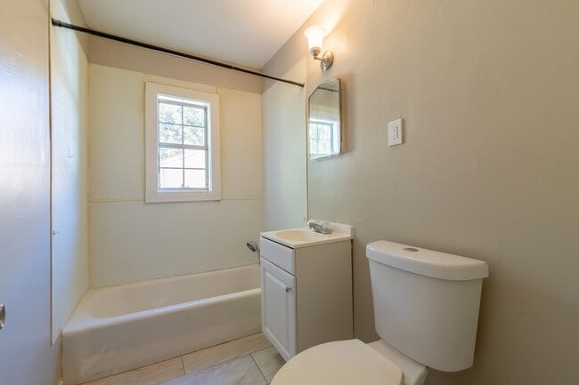 Building Photo - 1677 Echles St