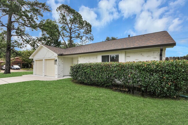 Foto del edificio - 7403 Shady Arbor Ln
