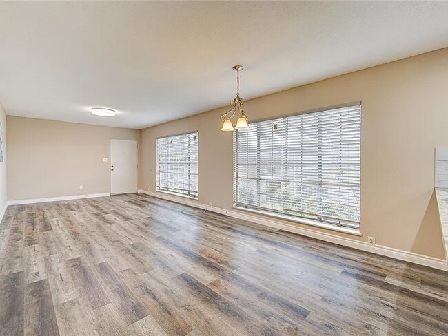 Huge living room - 2101 Fountain View Dr