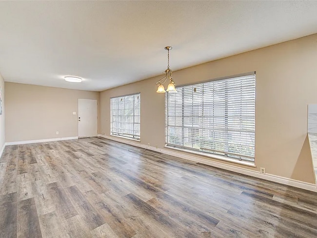 Huge living room - 2101 Fountain View Dr Apartment