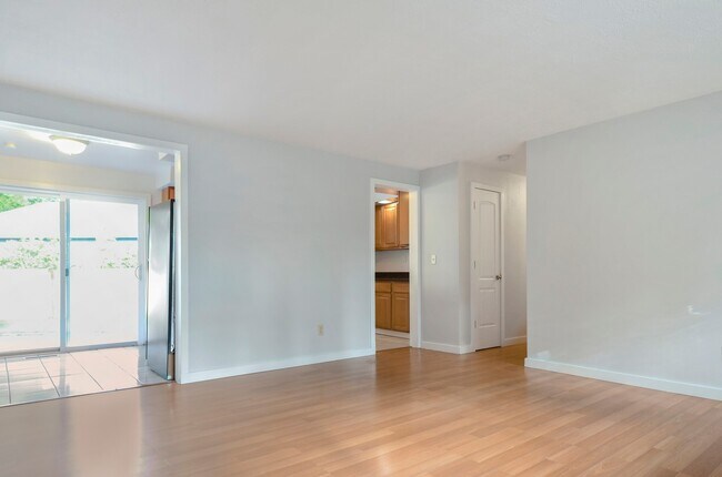 Foto del edificio - Charming Remodeled Home with Backyard Work...