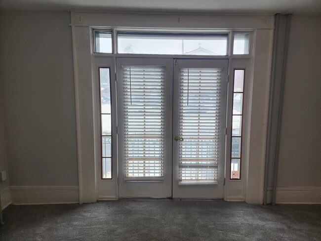 Building Photo - 210 Main St