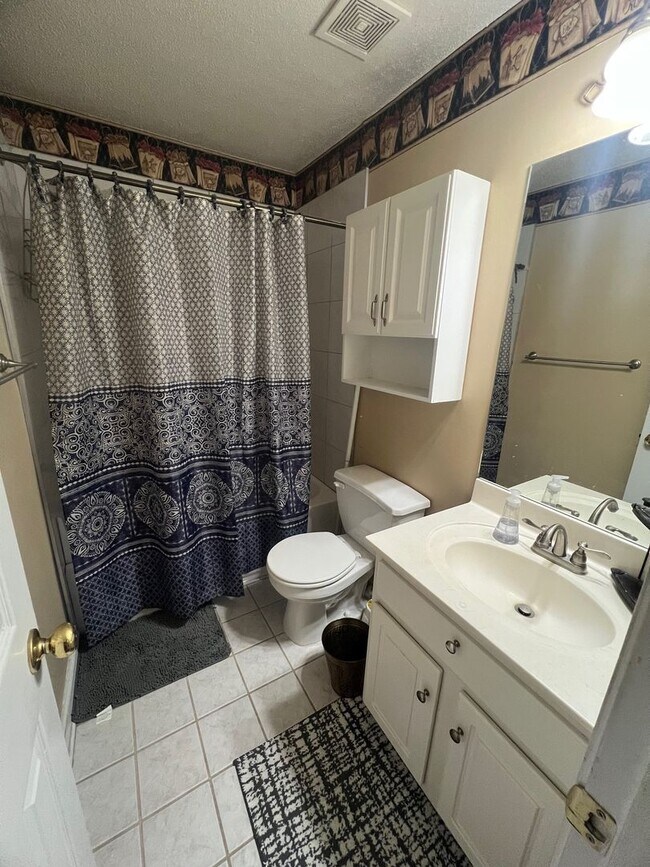 Building Photo - 2 bed 2.5 bath townhouse