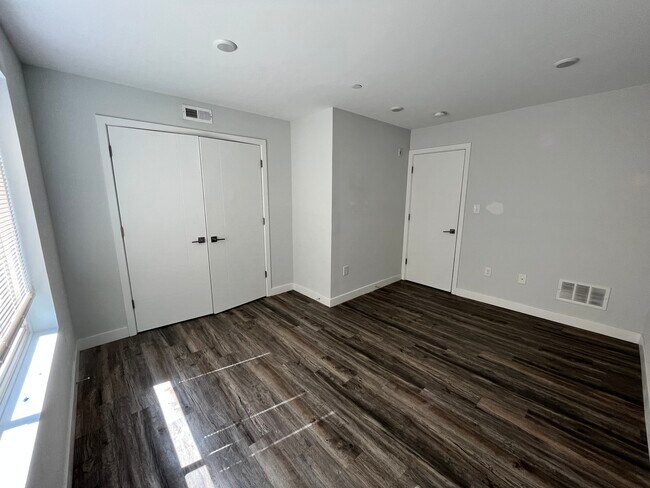 Foto del edificio - 1261 N Newkirk St