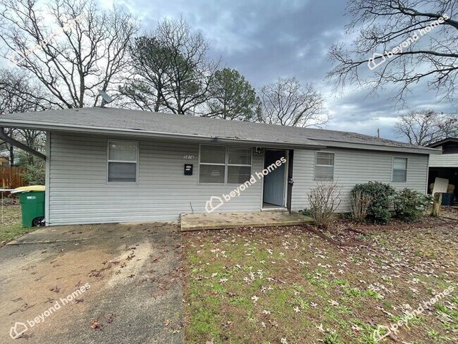Building Photo - Comfy 3 bed 2 bath with a Deck and Spaciou...