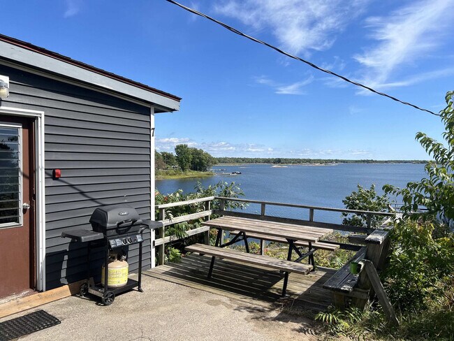 Photo du bâtiment - 100 Sand Bay Rd