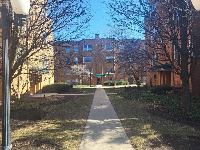 Building Photo - 4923 N Wolcott Ave