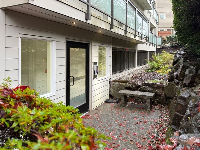 Foto del edificio - 2334 Thorndyke Ave W