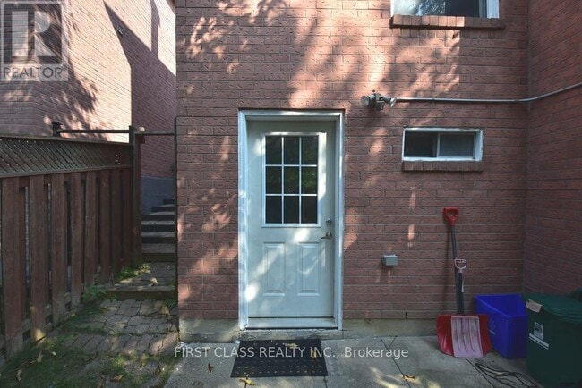Building Photo - 15 Carle Crescent