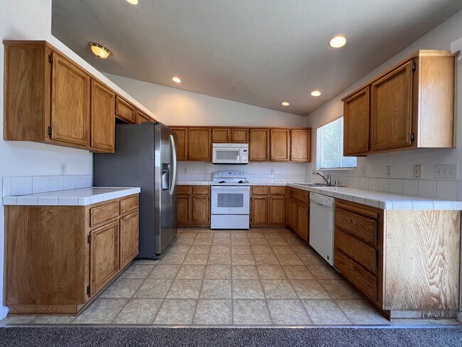 Foto del edificio - 3 bedroom Fernley home in Donner Trails, F...