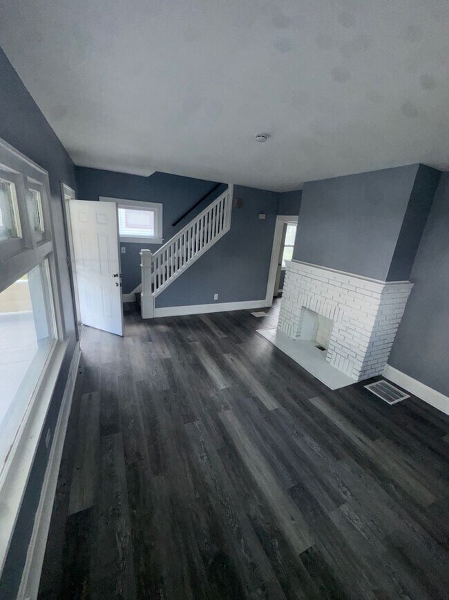 Building Photo - Charming 3-Bedroom Property in Prime Location (SECTION 8 VOUCHERS ACCEPTED)