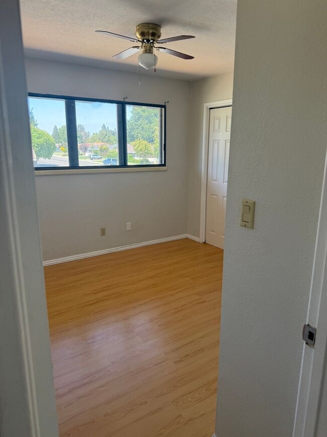 Building Photo - AVAILABLE NOW!! 5 Bedroom 3 Bath in Greenhaven