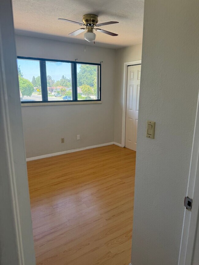 Foto del edificio - AVAILABLE NOW!! 5 Bedroom 3 Bath in Greenhaven