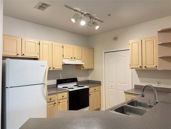 Foto del edificio - 1100 Lake Shadow Cir