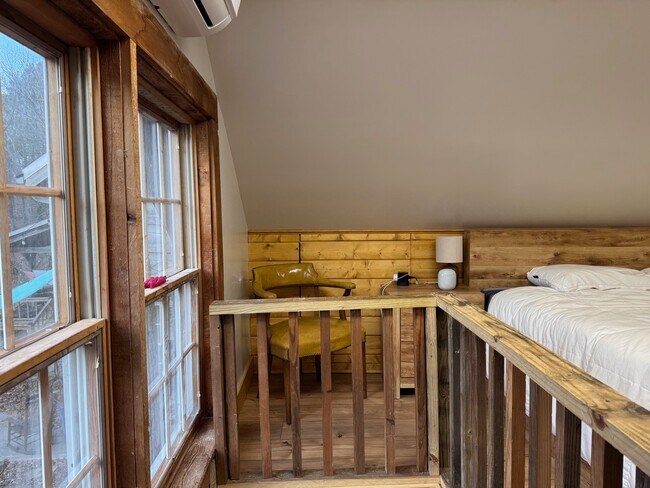 Foto del edificio - 2470 Crow Valley Rd NW