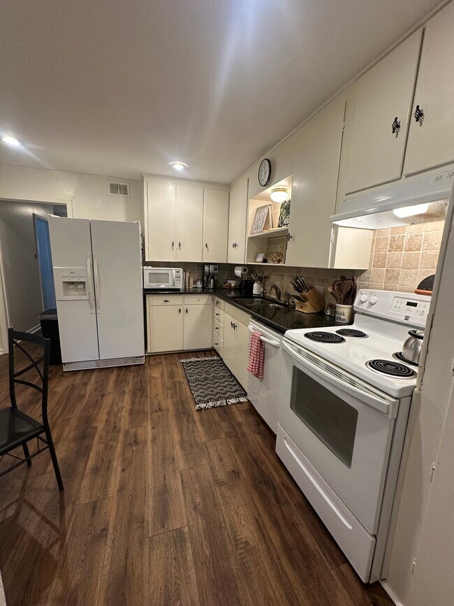 Foto del edificio - 1346 Hillcrest Dr