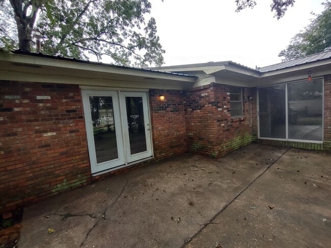 Building Photo - 2351 Upper Dr