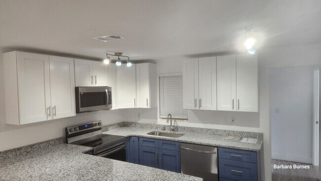 Foto del edificio - Three bedroom two bath for rent near Ridgewood and LPGA.