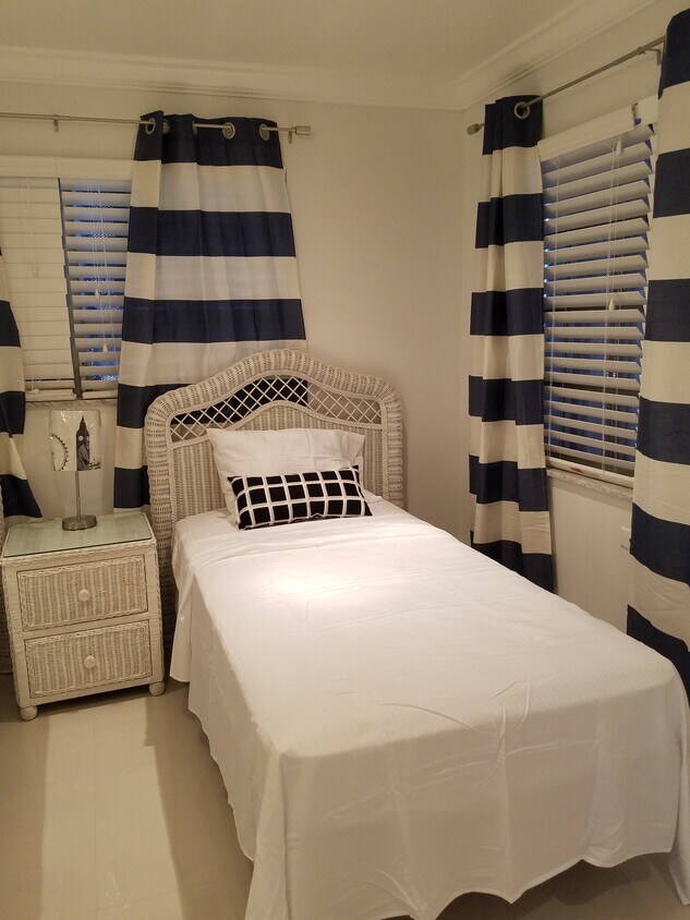 Large bedroom - 2500 NE 9th St
