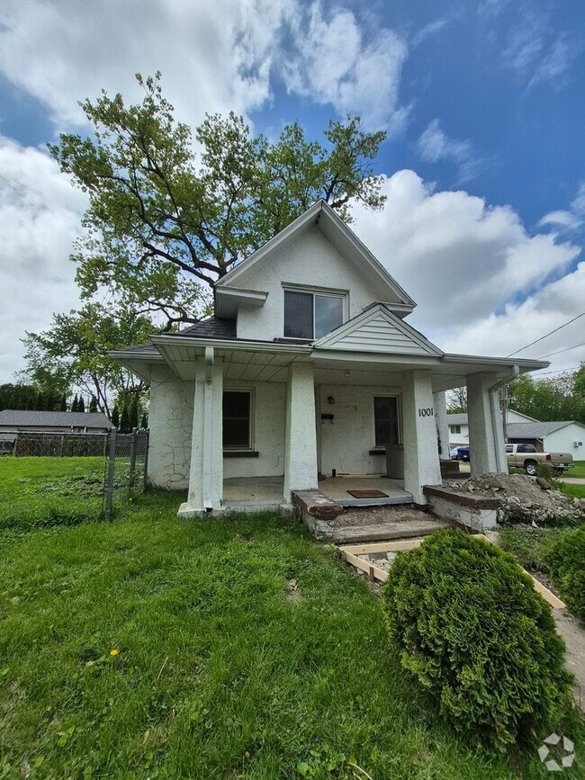 Building Photo - 1001 S Hinshaw Ave