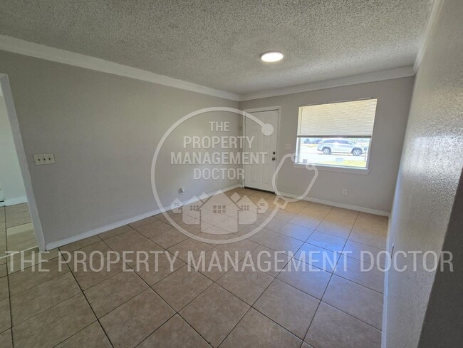Building Photo - Spacious 4BR Tampa Home | Huge Fenced Backyard & Fresh Updates Throughout