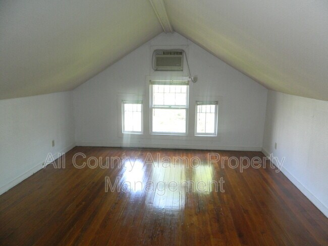 Building Photo - 410 E Evergreen St
