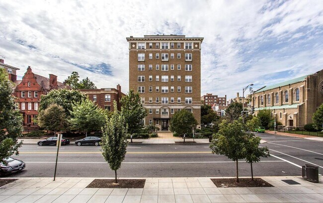 Foto del edificio - Exceptional 2BR/2BA corner unit with lovely city views. Ready mid-March!