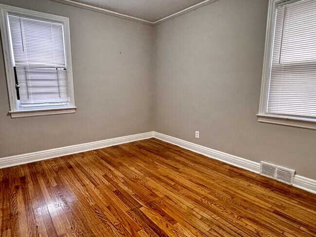 Foto del edificio - 8166 Bliss Ave