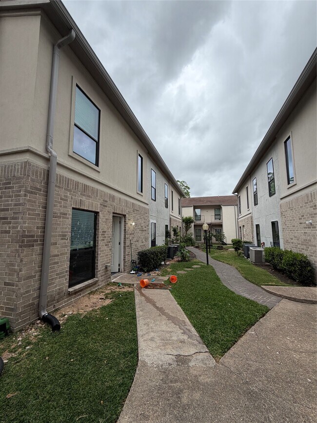 Foto del edificio - 2425 Augusta Dr