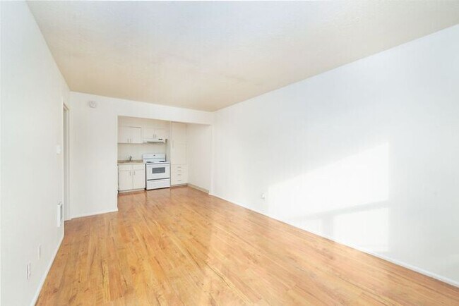 Foto del edificio - 1 bedroom available now!! Mid town!