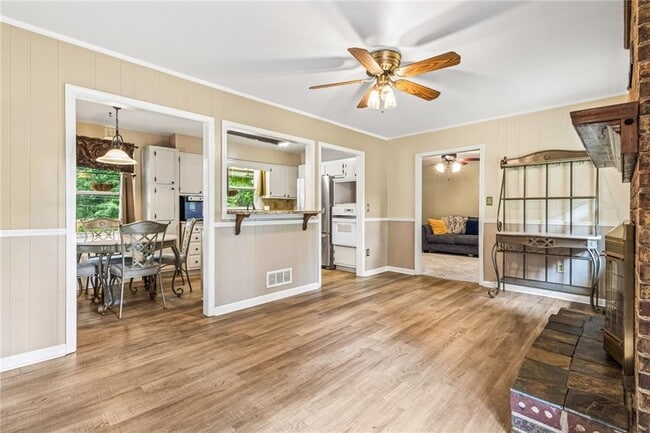 Foto del edificio - 824 Hickory Ridge Rd SW
