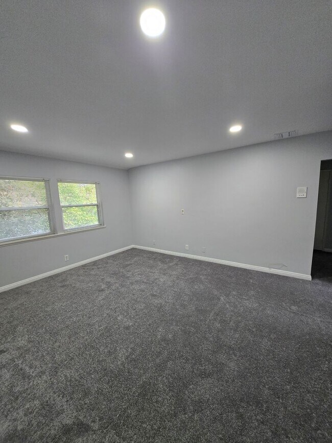 Foto del edificio - Updated 2-bedroom Apartment, Nestled in th...