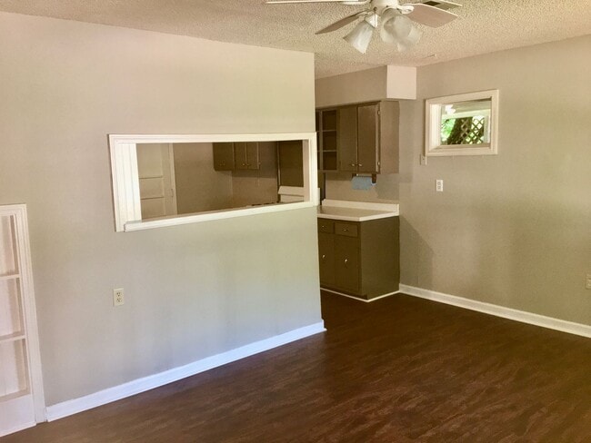 Building Photo - Nice 2 Bdrm 1 Bath